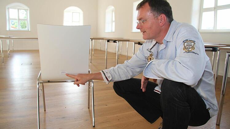 Spender können die von ihnen gestifteten Stühle mit einem Namensschild versehen lassen, erläutert Pfarrer Wolfgang Oertel. Fotos: Sonja Adam