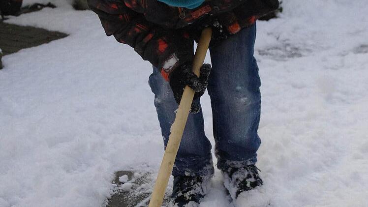 Die Kinder, wie hier der achtjährige Dominic, haben Spaß. Rechtzeitig zu den Ferien ist der Schnee da.