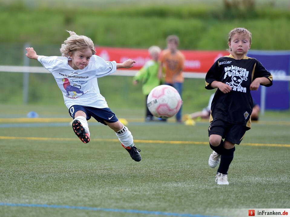 Das Foto vom 02.06.2015 zeigt eine Angriffszene aus einem Spiel der G-Junioren in der Oberpfalz. Das Motiv des Fotografen Hubert Ziegler wurde zum Siegerfoto in der Kategorie "Sport".