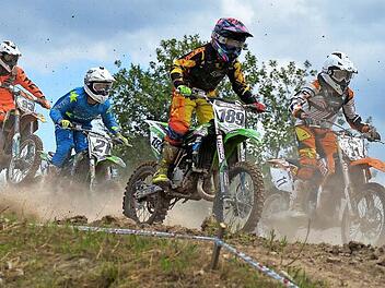 In den Wertungsläufen mussten die Motocross-Fahrer angesichts der dicht auffahrenden Konkurrenz und des spritzenden Schlamms den Überblick behalten, sofern sie ein Wörtchen um den Sieg mitreden wollten.  Fotos: Picturedreams