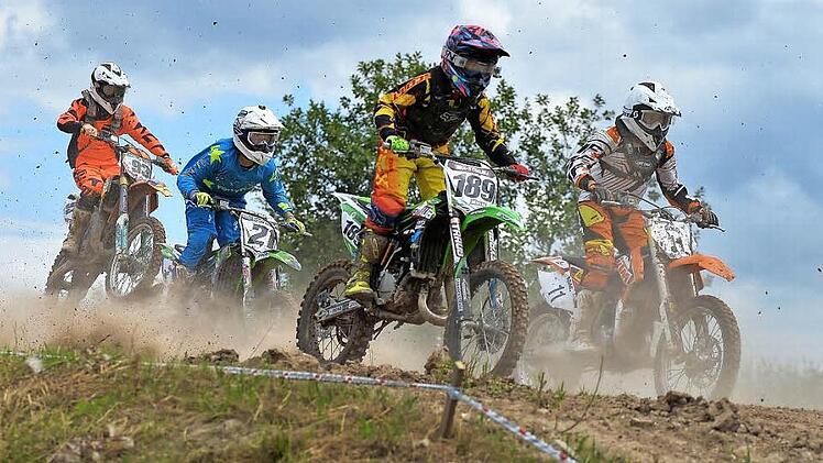 In den Wertungsläufen mussten die Motocross-Fahrer angesichts der dicht auffahrenden Konkurrenz und des spritzenden Schlamms den Überblick behalten, sofern sie ein Wörtchen um den Sieg mitreden wollten.  Fotos: Picturedreams