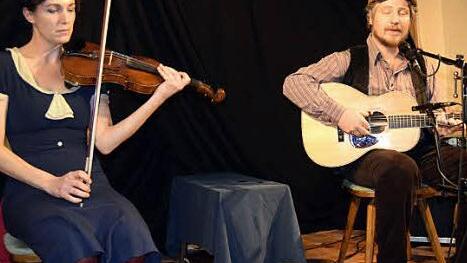 Das erste Solokonzert mit Dominik Plangger und Claudia Fenzl im Loffelder Brauereisaal begeisterte.  Foto: Andreas Welz