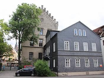 Im Hintergrund die Lutherschule, im Vordergrund das Nachbarhaus in der Goethestraße. Foto: CT-Archiv