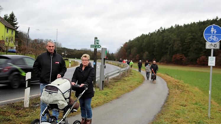 Ob mit Enkel oder Kindern, in der Gruppe oder allein, ob aus der Ferne oder Nähe: Rund 600 Wanderfreunde hatten am Sonntag bei der 38. Silvesterwanderung des SV Tambach Spaß daran das Jahr im Laufschritt zu beschließen. Foto: Bettina Knauth