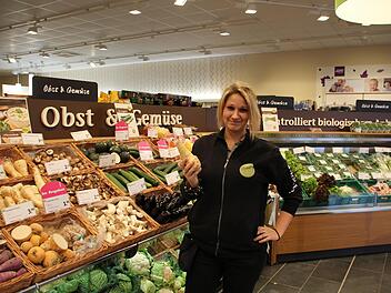 Stefanie Zahlaus vom Denn's Biomarkt Bad Kissingen findet, dass Pastinaken Abwechslung zu Karotten bringen.  Foto: Johannes Schlereth
