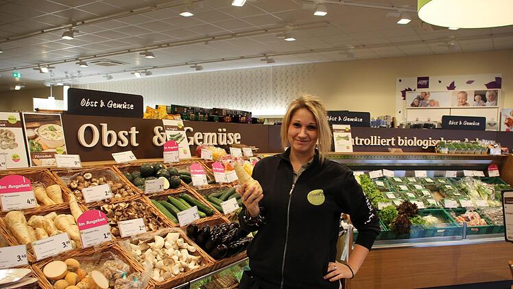 Stefanie Zahlaus vom Denn's Biomarkt Bad Kissingen findet, dass Pastinaken Abwechslung zu Karotten bringen.  Foto: Johannes Schlereth