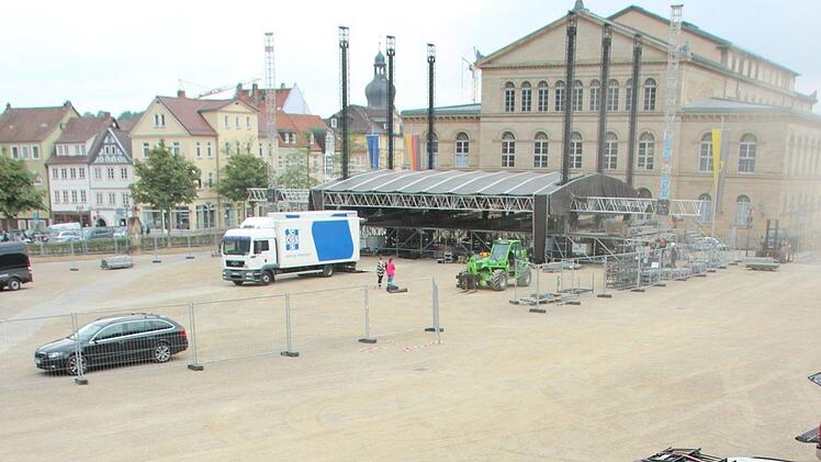 Während im Hintergrund die große Bühne aufgebaut wird, lagern vorne bereits mehrere tausend Klappstühle.Oliver Schmidt