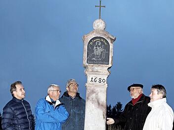 An der Kreisstraße von der Abzweigung Neufang/Birnbaum in Richtung Schäferei erstrahlt diese von Hans Blinzler sanierte Marter in neuem Glanz; im Bild (von links) die Kreisheimatpfleger Robert Wachter und Hans Blinzler, Manfred Blinzler, der "Vater" der Martern, Kreisheimatpfleger a. D. Roland Graf und Bürgermeister Gerhard Wunder Foto: Wunder