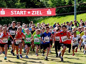 Voller Elan gingen knapp 100 Schüler an den Start des Schülerlaufs über 2 Kilometer.  Fotos: Günther Geiling
