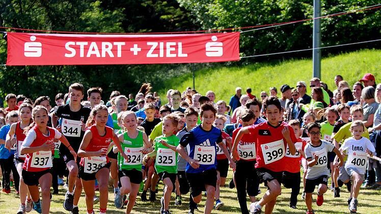 Voller Elan gingen knapp 100 Schüler an den Start des Schülerlaufs über 2 Kilometer.  Fotos: Günther Geiling