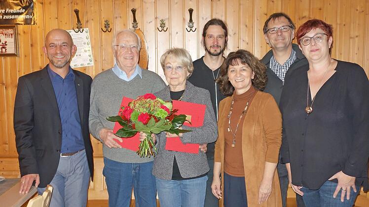 Die Ehrung (v.&nbsp;l.): Matthias G&ouml;tz, Horst und Marga Gemeinhardt, Mathias Starick, Martina Stamm-Fibich, Rainer Wansch und Eva Ehrhardt-Od&ouml;rfer Foto: privat