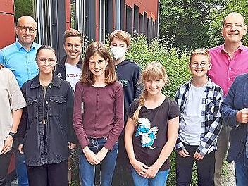 Die Preisträger mit Schulleiter Markus Arneth sowie den Betreuungslehrern Wolfgang Hofmann und Martin Warmuth