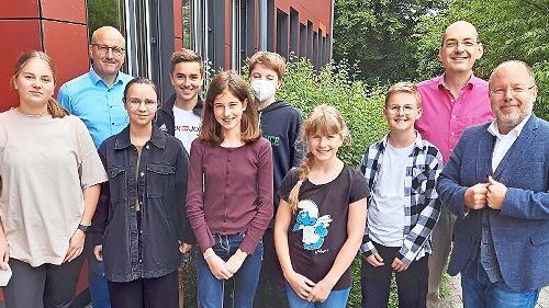 Die Preisträger mit Schulleiter Markus Arneth sowie den Betreuungslehrern Wolfgang Hofmann und Martin Warmuth