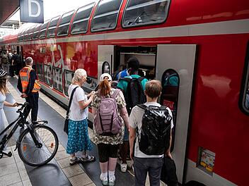 FAU veröffentlicht Studie zum 9-Euro-Ticket - "teure und ineffiziente Klimaschutzmaßnahme"