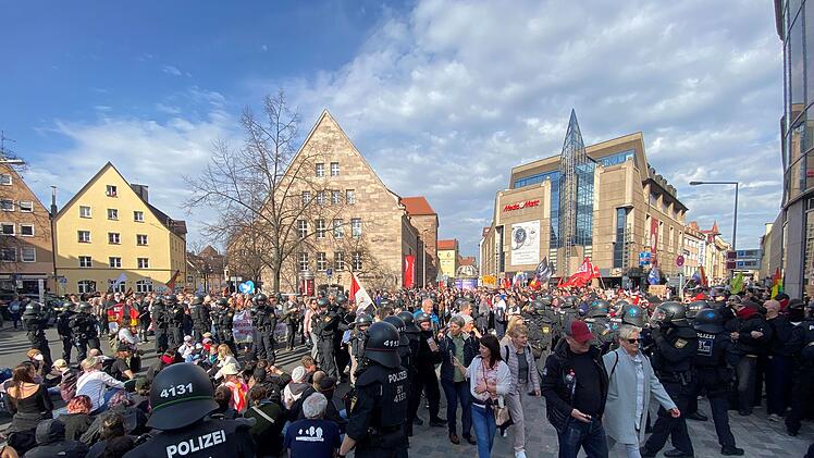 Demos in Nürnberg - Polizei muss Blockierer abwenden