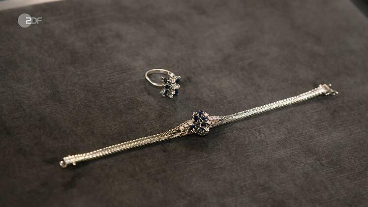 Armband und Ring aus Weißgold mit Saphiren und Brillanten aus den 1970er-Jahren wurden mit 1.500 bis 1.600 Euro bewertet. Mit ihrem Gebot von 1.800 Euro brachte Elke Velten die Konkurrenz schnell zum Schweigen.