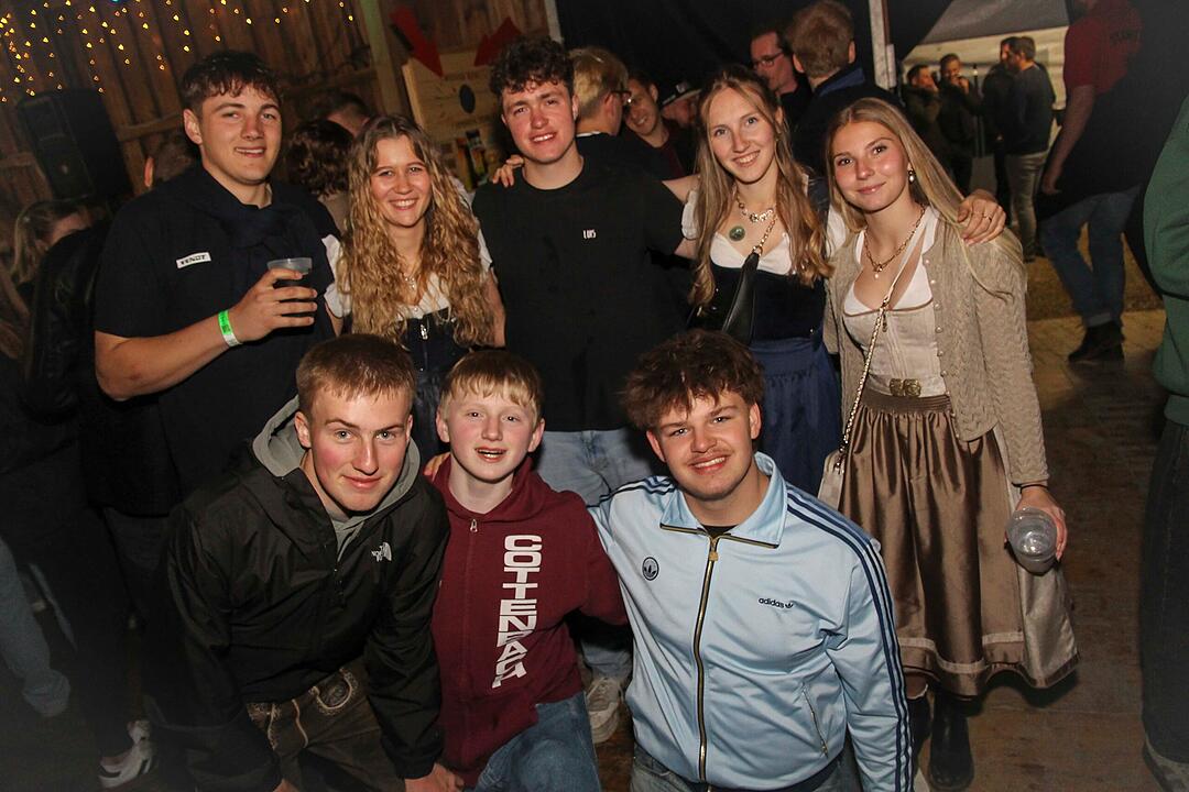 Gefeiert wurde mit der Kult-Partyrockband Radspitz!