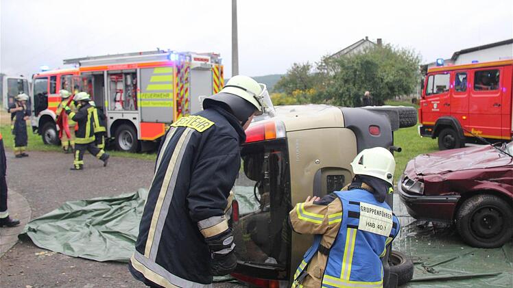 Bei einem Verkehrsunfall gilt der erste Blick den Insassen.
