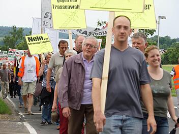 Seit Wochen mobilisiert der Widerstand gegen die Stromtrasse die Bewohner aus dem Landkreis - so zum Beispiel bei einer Kundgebung Anfang Juni anlässlich der Informationsveranstaltung des Netzbetreibers Tennet. Foto: Archiv/ Arkadius Guzy