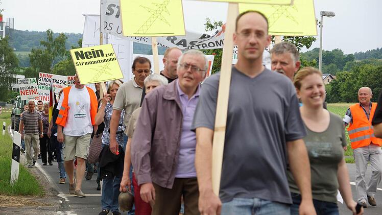Seit Wochen mobilisiert der Widerstand gegen die Stromtrasse die Bewohner aus dem Landkreis - so zum Beispiel bei einer Kundgebung Anfang Juni anlässlich der Informationsveranstaltung des Netzbetreibers Tennet. Foto: Archiv/ Arkadius Guzy