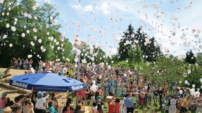 Ihre Wünsche für eine bunte Welt ließen die Haßfurter Grundschüler beim großen Schulfest in den Himmel steigen. Foto: Sabine Weinbeer