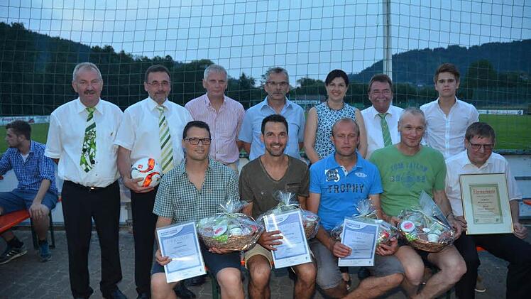 Vom BFV wurden diese Sportler für ihre Verdienste in der Jugendförderung- und Ausbildung geehrt. Vorne sitzend Alexander Graf, Alexander Schmidt, Timo Bachinger, Jochen Brandl, Arno Stumpf (25 Jahre Schatzmeister), hintere Reihe von links, Werner Saal, Norbert Kraus, Michael Deuerling, Egon Grünbeck, Zweite Bürgermeisterin Angela Hofmann, Josef Geiger, Jonathan Bähr Fotos: Karl-Heinz Hofmann