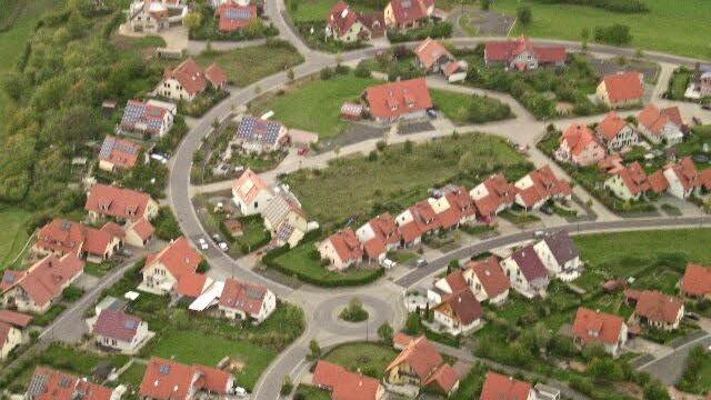 Das Foto gelingt Richard Ebert, als der Heißluftballon über das Neubaugebiet Mannlehn in Ebern schwebt. Foto: Richard Ebert