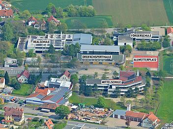 Blick auf das Gebiet, von dem ein Teil (rechts im Bild) künftig Bebauungsplan "Schulzentrum" heißen wird. Luftbildarchiv: Ronald Rinklef