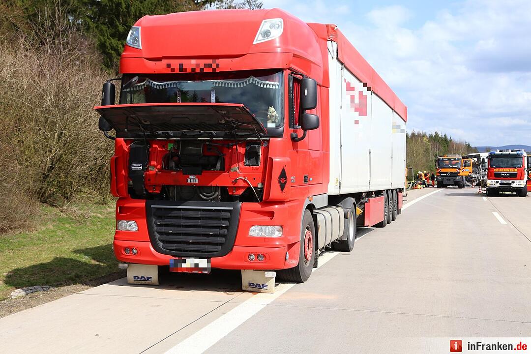 Lkw kracht ungebremst auf Fahrzeug der Autobahnmeisterei bei Suhl