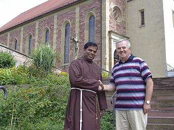 Als Urlaubsvertretung gewann der indische Priester schnell die Sympathien der Gläubigen in Elfershausen und fand auch hilfreiche Unterstützer wie Herbert Übelacker (r.).  Foto: Winfried Ehling