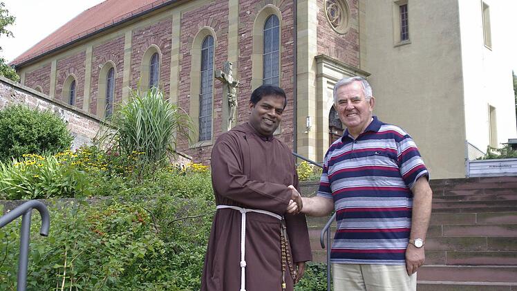 Als Urlaubsvertretung gewann der indische Priester schnell die Sympathien der Gläubigen in Elfershausen und fand auch hilfreiche Unterstützer wie Herbert Übelacker (r.).  Foto: Winfried Ehling