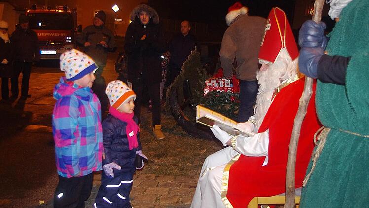 Die Schwestern Lara und Mia ärgern sich manchmal gegenseitig. Der Nikolaus ließ aber Nachsicht walten. Foto: Heike Schülein