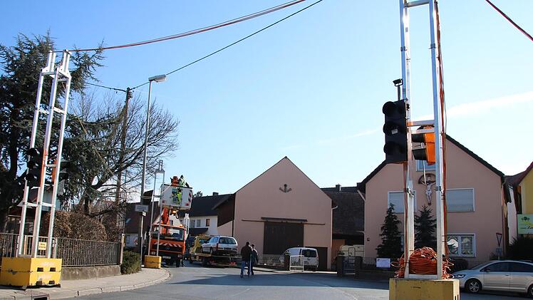 Die Einmündung Baiersdorfer Straße in die Kersbacher Straße ist unübersichtlich - deswegen werden für die Bauzeit vier Lichtsignalanlagen samt Fußgängerampeln aufgestellt. Foto: Ronald Heck