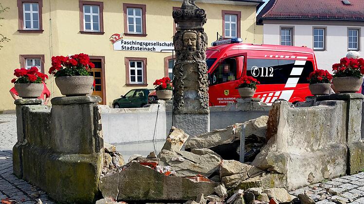 Schwer beschädigt wurde der Christophorus-Brunnen in Stadtsteinach bei einem Unfall. Foto: Feuerwehr Stadtsteinach