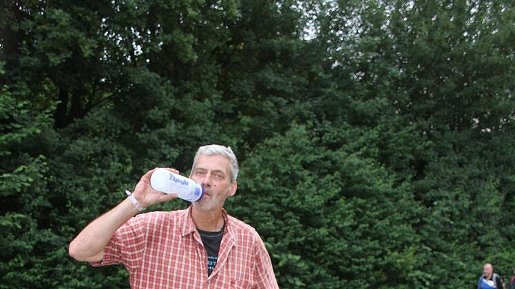 Ein gro&szlig;er Schluck aus der Wasserflasche - dann geht es wieder weiter. Roland Limberg ist aus Frankfurt am Main angereist. Foto: Sonny Adam