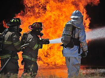 Auf der A6 in Mittelfranken kam es am Donnerstagabend zu einem Autobrand. Die Feuerwehr hatte Schwierigkeiten zur Unfallstelle zu gelangen. Dabei spielte ein 25-Jähriger eine zentrale Rolle. Symbolbild: pixabay.com / skeeze