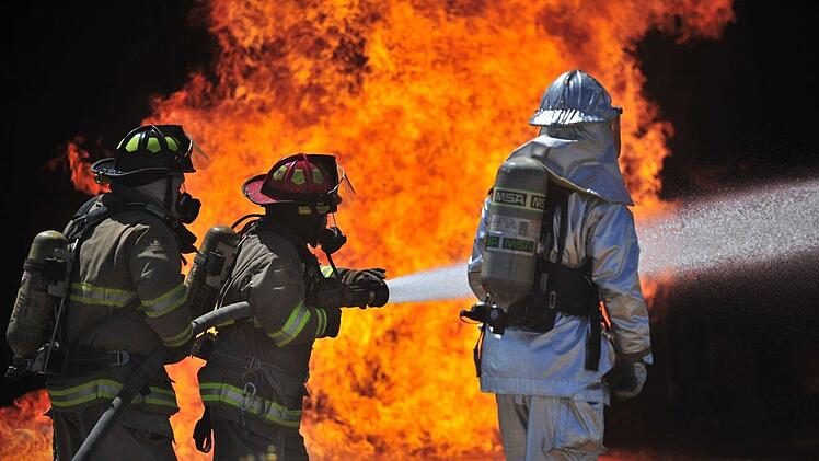 Auf der A6 in Mittelfranken kam es am Donnerstagabend zu einem Autobrand. Die Feuerwehr hatte Schwierigkeiten zur Unfallstelle zu gelangen. Dabei spielte ein 25-Jähriger eine zentrale Rolle. Symbolbild: pixabay.com / skeeze