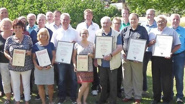 Die Jubilare mit dem Vorstand und Edmund Mauser (BLSV)  Foto: Christian B&uuml;ttner