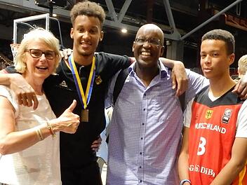 Die Freude bei Familie Olinde über den Gewinn der Bronzemedaille war groß. Mit Louis Olinde freuen sich (von links) Mutter Ursula, Vater Wilbert und Bruder Jason.  Foto: Udo Schilling