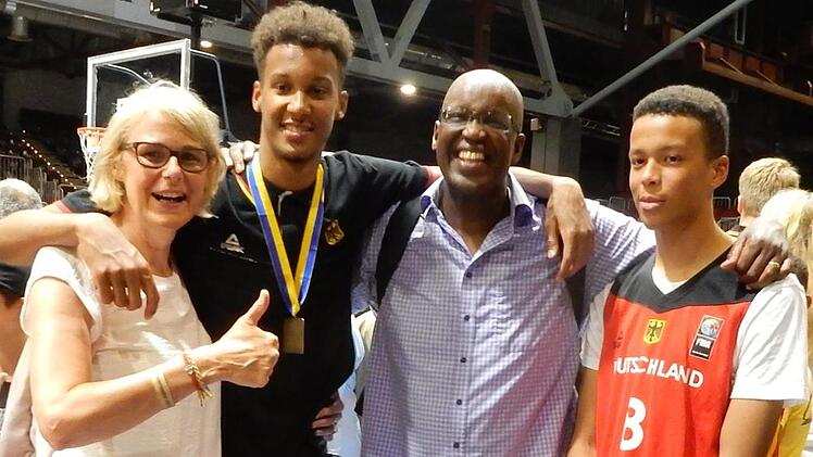 Die Freude bei Familie Olinde über den Gewinn der Bronzemedaille war groß. Mit Louis Olinde freuen sich (von links) Mutter Ursula, Vater Wilbert und Bruder Jason.  Foto: Udo Schilling