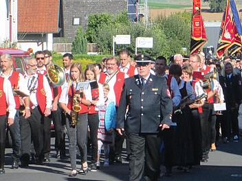 Zahlreiche befreundete Wehren, Ortsvereine, und Ehrengäste nahmen an der Kirchenparade anlässlich der Jubiläen der Feuerwehr Westheim teil.  Fotos: Winfried Ehling