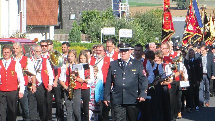 Zahlreiche befreundete Wehren, Ortsvereine, und Ehrengäste nahmen an der Kirchenparade anlässlich der Jubiläen der Feuerwehr Westheim teil.  Fotos: Winfried Ehling