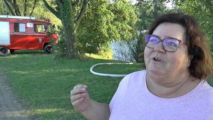 Conny Klaus, die Vorsitzende des Feuerwehrvereins Wonfurt, erklärte die Maßnahmen, die die Feuerwehr zur Belüftung des Sees ergriffen hat. Foto: Christian Licha