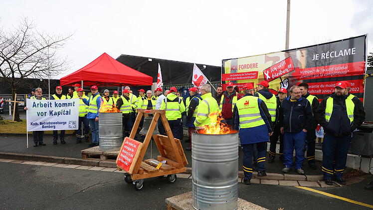 Mahnwache vor den Werkstoren des Hallstadter Michelinwerks.