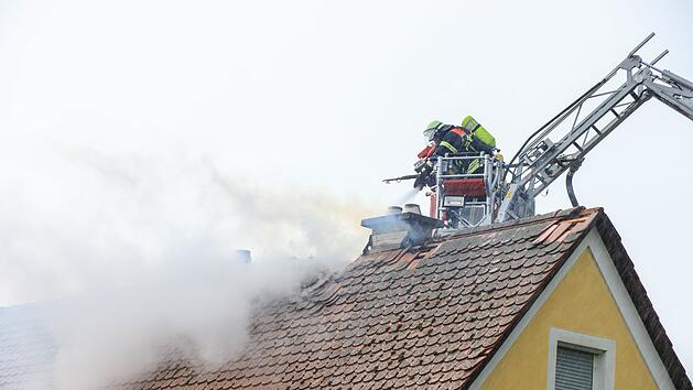 Feuer in Kleinlangheim: Hausbewohner bei Dachstuhlbrand verletzt