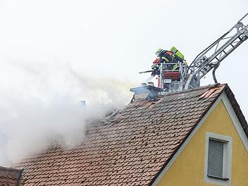 Altendorf: Brand in Wohnhaus - Feuerwehr und Co. mit rund 100 Einsatzkr&auml;ften vor Ort
