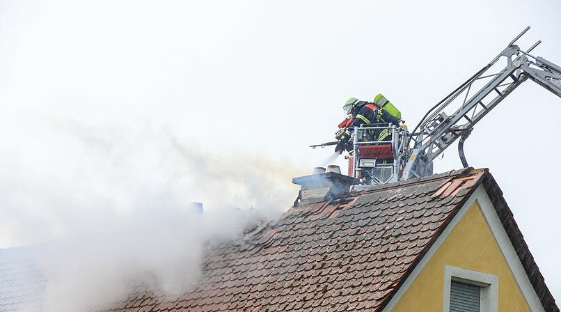 Feuer in Kleinlangheim: Hausbewohner bei Dachstuhlbrand verletzt