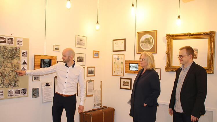 Christoph Joa (Dienstleistungszentrum Bundeswehr, von links), Petra Tiblas und Léon Homeyer (beide Agentur Eydos aus Würzburg) freuen sich über die hochdotierten Preise .