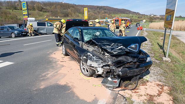 B470 bei Weilersbach: Schwerer Autounfall - Rettungshubschrauber im Einsatz - drei Verletzte