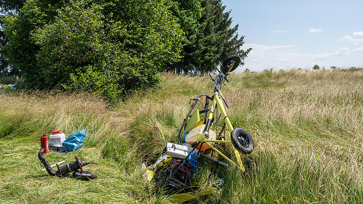 Forsthub (Kreis Coburg): Trike-Gleitschirm stürzt über Wiese ab - Pilot schwer verletzt